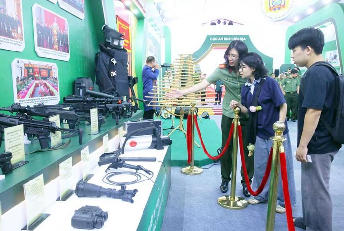 Người dân hào hứng tham quan các không gian triển lãm của lực lượng An ninh nhân dân trong sự kiện “Tổ quốc bình yên”. Ảnh: Trung Kiên