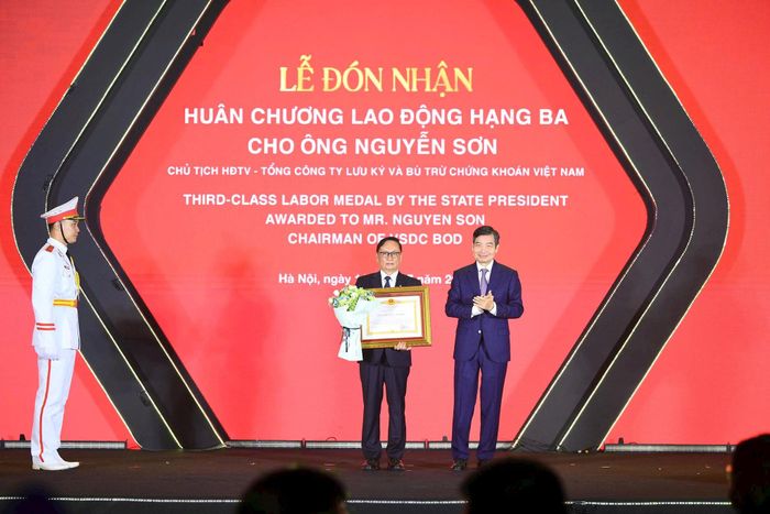 Chủ tịch Hội đồng thành viên VSDC Nguyễn Sơn vinh dự được trao tặng Huân chương Lao động hạng Ba của Chủ tịch Nước CHXHCNS Việt NAm. Ảnh: PV