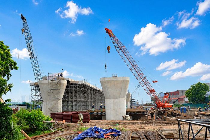 Công nhân tiến hành cẩu cấu kiện thép phục vụ thi công mặt cầu.