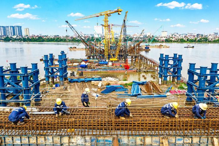 Trên công trường,17 mũi thi công được duy trì liên tục triển khai các hạng mục bệ trụ, thân trụ, cầu dẫn…
