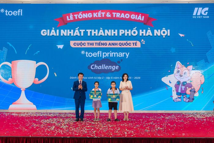 Phó Giám đốc Sở Giáo dục và Đào tạo Hà Nội Trần Lưu Hoa và Chủ tịch Tổ chức giáo dục IIG Việt Nam Đoàn Hồng Nam trao Giải Nhất thành phố Hà Nội. Ảnh: BTC