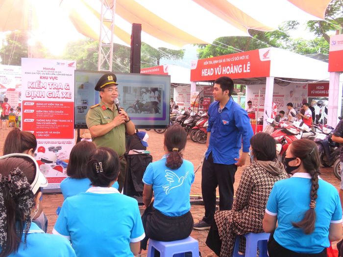 Thiếu tá Nguyễn Tùng Anh trao đổi với người dân về các tình huống giao thông thực tế. Ảnh: Tú Linh