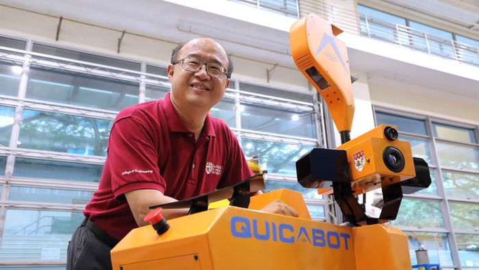 Giáo sư Chen I-Ming - Giám đốc Trung tâm nghiên cứu Robot tại Đại học Công nghệ Nanyang (Singapore) bên cạnh robot đánh giá chất lượng công trình (QuicaBot). Ảnh: JTC Singapore