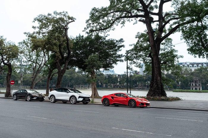 Loạt xe mới của Lotus nhiều lần được bắt gặp dừng đỗ trên đường phố Hà Nội. Ảnh: PV