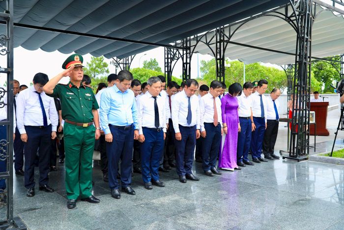 Đoàn công tác thành phố Hà Nội dâng hoa tưởng niệm các anh hùng liệt sĩ tại Nghĩa trang Liệt sĩ Quốc gia Đường 9. Ảnh: Quang Thái