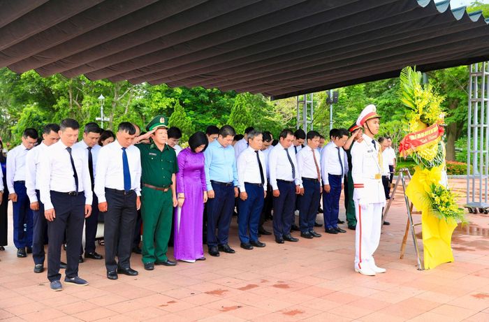 Đoàn đại biểu Thành ủy - HĐND - UBND - Ủy ban Mặt trận Tổ quốc Việt Nam thành phố Hà Nội dâng hoa tưởng niệm các anh hùng liệt sĩ tại Thành cổ Quảng Trị. Ảnh: Quang Thái