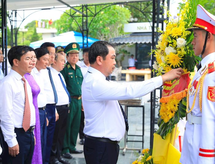 Bí thư Thành ủy Hà Nội Trần Đức Thắng dâng hương tưởng niệm các anh hùng liệt sĩ tại Nghĩa trang Đường 9. Ảnh: Quang Thái