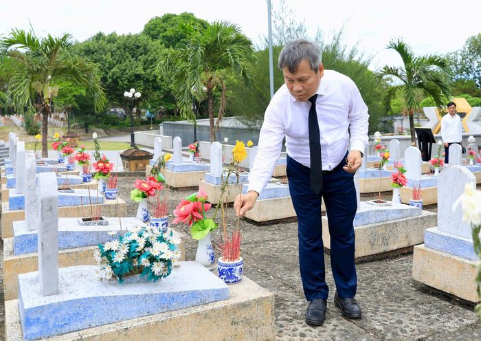 Chủ tịch UBND thành phố Hà Nội Vũ Đại Thắng thắp hương tưởng niệm các anh hùng liệt sĩ. Ảnh: Quang Thái