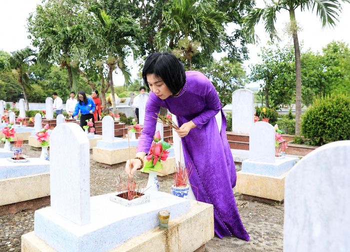 Chủ tịch HĐND thành phố Hà Nội Phùng Thị Hồng Hà thắp hương tưởng niệm các anh hùng Liệt sĩ. Ảnh: Quang Thái