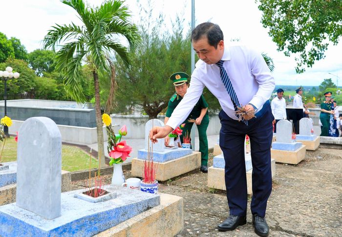 Bí thư Thành ủy Hà Nội Trần Đức Thắng thắp hương trên từng phần mộ liệt sĩ. Ảnh: Quang Thái