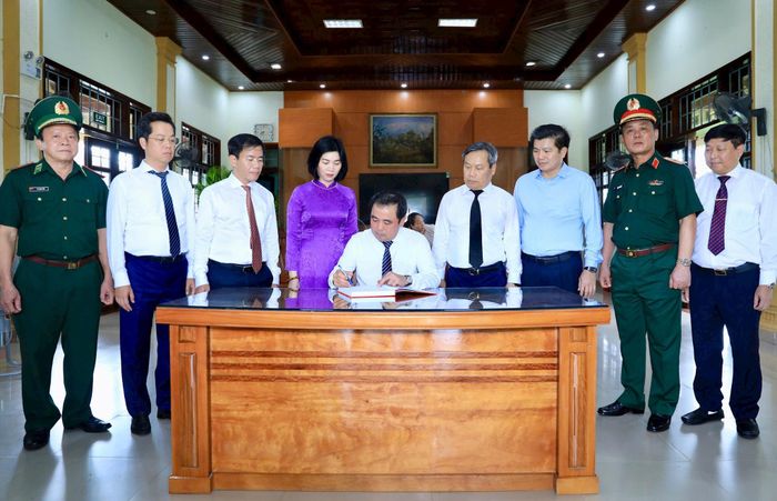 Bí thư Thành ủy Hà Nội Trần Đức Thắng ghi lưu bút tại Thành cổ Quảng Trị. Ảnh: Quang Thái
