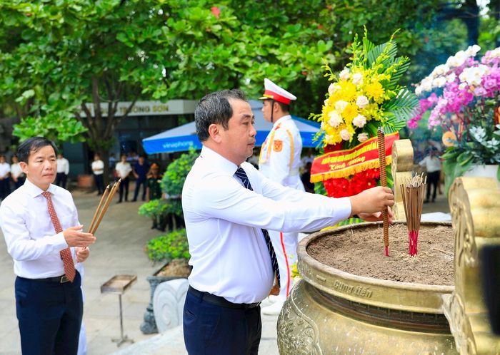 Bí thư Thành ủy Hà Nội Trần Đức Thắng dâng hương tưởng niệm các anh hùng liệt sĩ tại Nghĩa trang Liệt sĩ Quốc gia Trường Sơn. Ảnh: Quang Thái