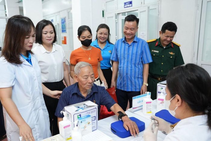 Lãnh đạo xã Thanh Oai thăm hỏi người dân khám sức khỏe tại chương trình. Ảnh: PV