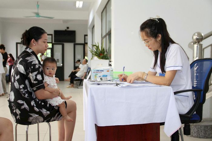 Khám và tư vấn cho trẻ nhỏ dưới 6 tuổi tại Điểm Y tế Hợp Thanh. Ảnh: Biên Phạm