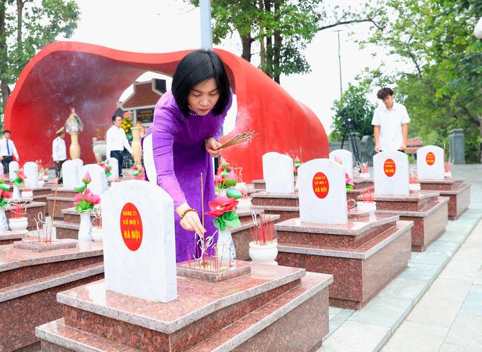 Chủ tịch HĐND thành phố Hà Nội Phùng Thị Hồng Hà thắp hương tưởng niệm các anh hùng liệt sĩ.