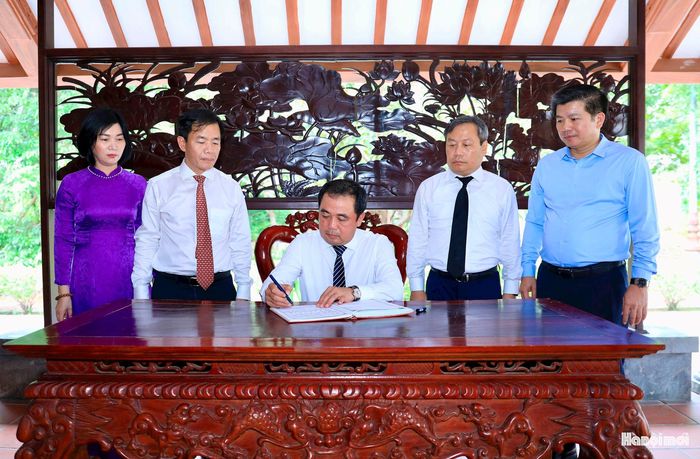 Bí thư Thành ủy Hà Nội Trần Đức Thắng ghi lưu bút tại Nghĩa trang Liệt sĩ Quốc gia Trường Sơn.
