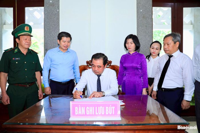 Bí thư Thành ủy Hà Nội Trần Đức Thắng lưu bút tại Nghĩa trang Liệt sĩ Quốc gia Đường 9.