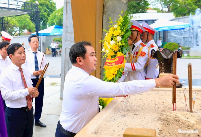 Bí thư Thành ủy Hà Nội Trần Đức Thắng dâng hương tưởng niệm các anh hùng liệt sĩ.