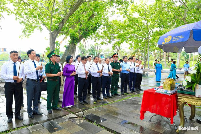 Đoàn công tác dâng hương tưởng niệm các anh hùng liệt sĩ tại khu tưởng niệm sinh viên (Thành cổ Quảng Trị).