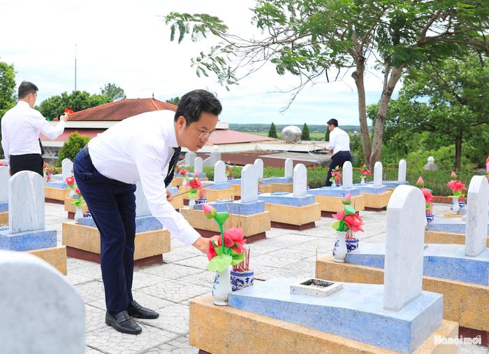 Trưởng ban Tổ chức Thành ủy Hà Nội Vũ Đăng Định thắp hương tưởng niệm các anh hùng liệt sĩ.
