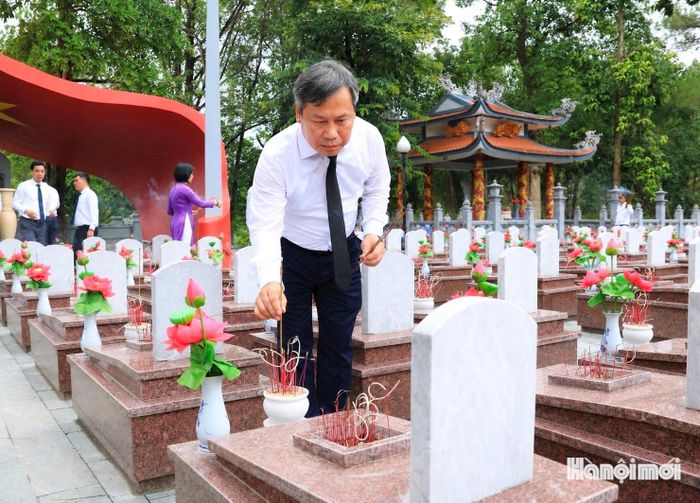 Chủ tịch UBND thành phố Hà Nội Vũ Đại Thắng thắp hương tưởng niệm các anh hùng liệt sĩ.
