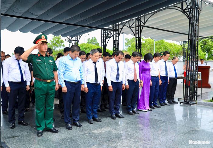 Đoàn công tác thành phố Hà Nội tưởng niệm các Anh hùng liệt sĩ tại Nghĩa trang Liệt sĩ Quốc gia Đường 9.