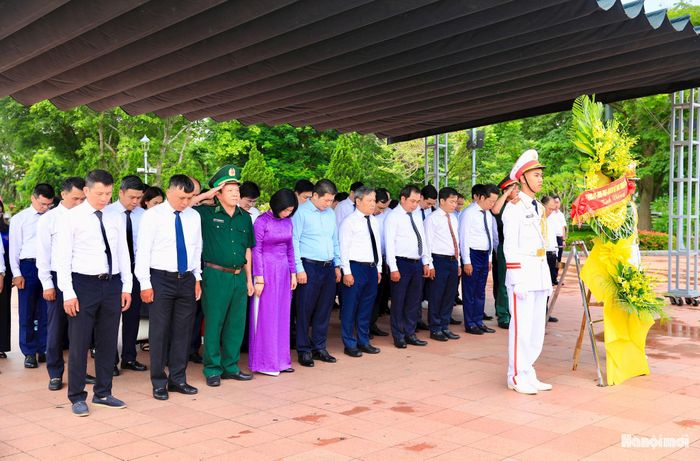 Đoàn đại biểu thành phố Hà Nội dâng hoa, tưởng niệm các anh hùng liệt sĩ tại Thành cổ Quảng Trị.
