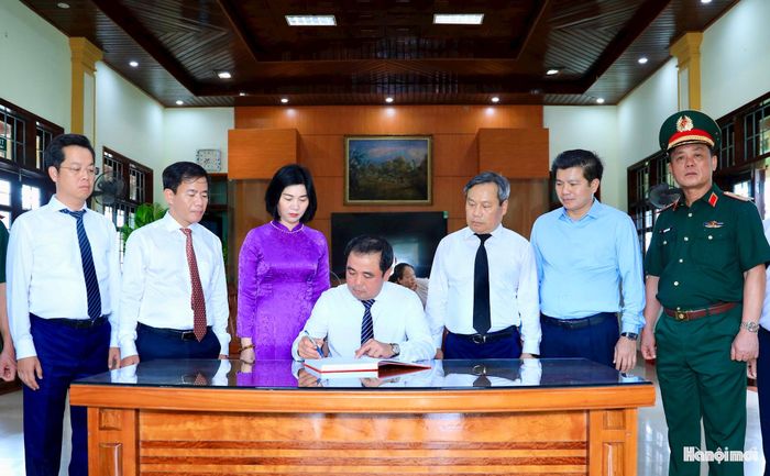 Bí thư Thành ủy Hà Nội Trần Đức Thắng ghi lưu bút tại Thành cổ Quảng Trị.