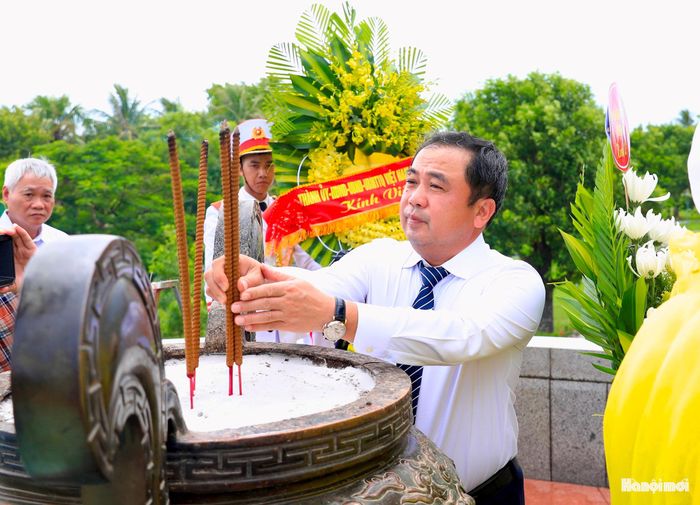 Bí thư Thành ủy Hà Nội Trần Đức Thắng dâng hương tưởng niệm các anh hùng liệt sĩ tại Thành cổ Quảng Trị.
