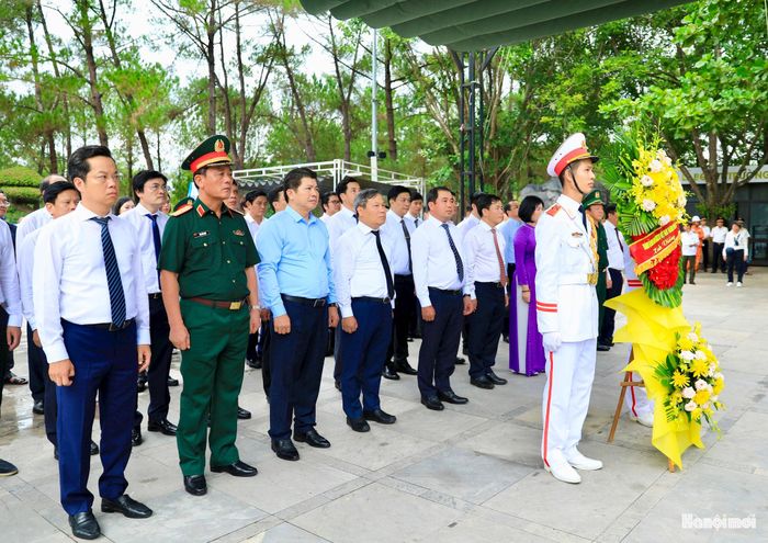 Đoàn công tác thành phố Hà Nội dâng hương, dâng hoa tưởng niệm các anh hùng liệt sĩ tại Nghĩa trang Liệt sĩ Quốc gia Trường Sơn.