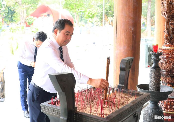 Bí thư Thành ủy Hà Nội Trần Đức Thắng thắp hương tưởng niệm các anh hùng liệt sĩ tại Khu tưởng niệm liệt sĩ Hà Nội.
