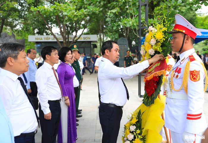 Đoàn công tác thành phố Hà Nội dâng hương, hoa tưởng niệm các anh hùng liệt sĩ tại Nghĩa trang Liệt sĩ Quốc gia Trường Sơn.