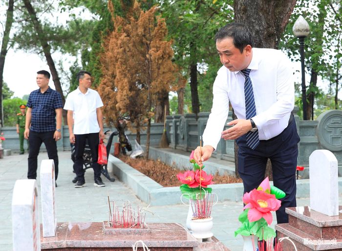 Bí thư Thành ủy Hà Nội Trần Đức Thắng thắp hương tưởng niệm các anh hùng liệt sĩ.