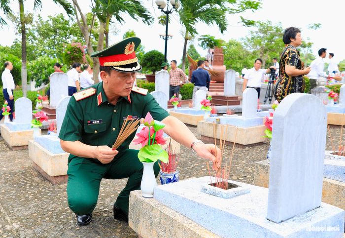 Thiếu tướng Đào Văn Nhận - Tư lệnh Bộ Tư lệnh Thủ đô Hà Nội thắp hương tưởng niệm các anh hùng liệt sĩ.
