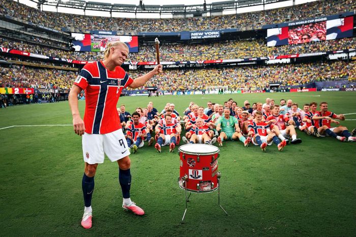 Haaland cùng các đồng đội thực hiện màn ăn mừng Viking Row sau chiến thắng trước Brazil ở vòng 1/8 World Cup 2026. Ảnh: FBNV