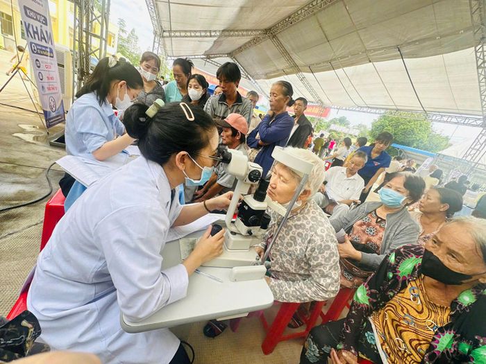 Khám sức khỏe miễn phí cho người dân. Ảnh: PV