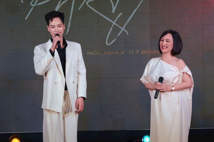 Minh Tuấn và mẹ - NSƯT Thanh Tâm. Ảnh: BQ