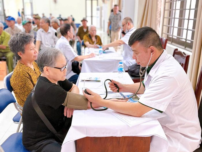 Người dân được khám sức khỏe miễn phí tại phường Thanh Liệt. Ảnh: Đào Tuyết