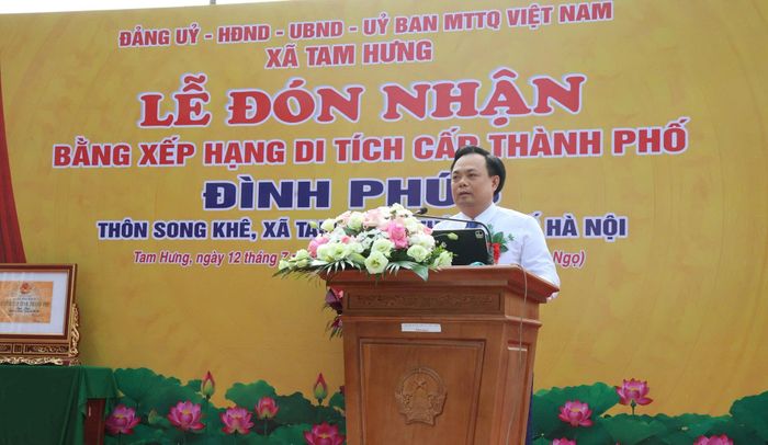 Chủ tịch UBND xã Tam Hưng Bùi Đình Thái phát biểu tại buổi lễ. Ảnh: Bình Minh