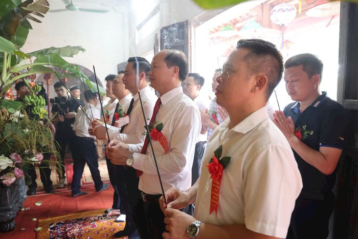 Các đại biểu dâng hương tại đình Phúc - di tích lịch sử - văn hóa cấp thành phố. Ảnh: Bình Minh 