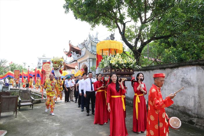 Bí thư Đảng ủy xã Tam Hưng Bùi Văn Sáng cùng đông đảo cán bộ, nhân dân thôn Song Khê tham dự buổi lễ. Ảnh: Bình Minh 