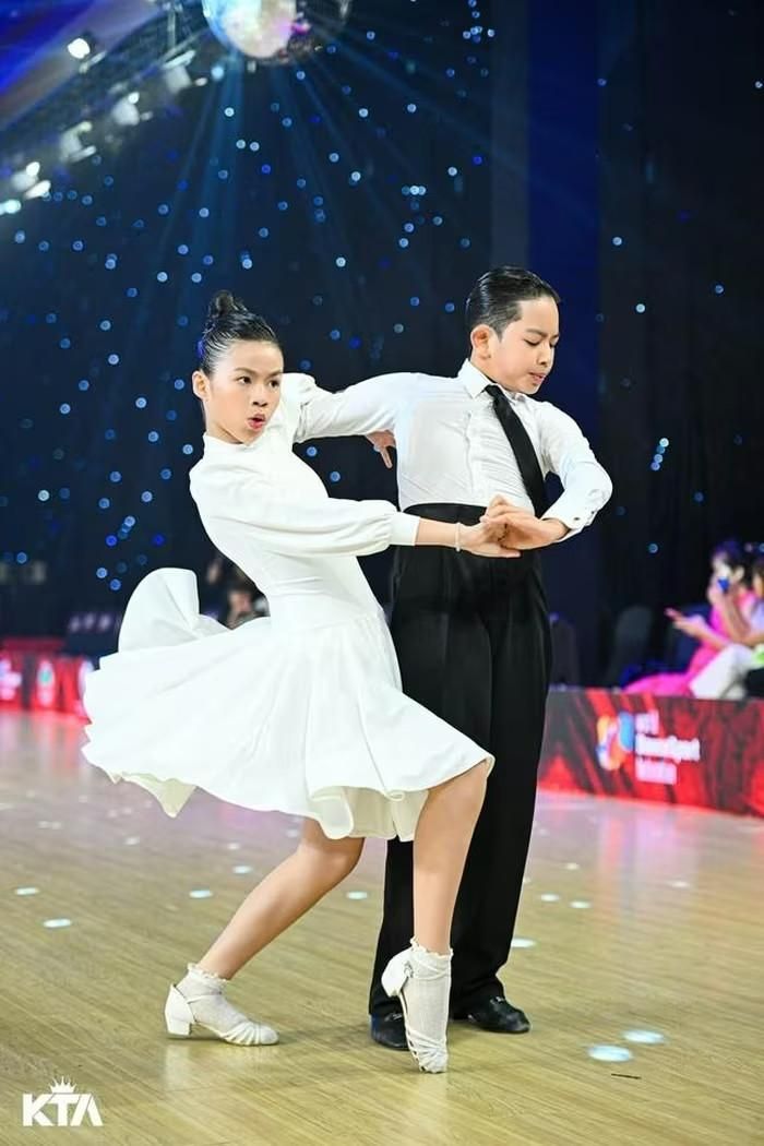 Minh Cường (bên phải) với biệt danh Kubi sớm bộc lộ năng khiếu khiêu vũ khi từng giành Huy chương vàng hạng thiếu nhi I tại giải Syllabus World Championship 2023 tổ chức ở Italia.