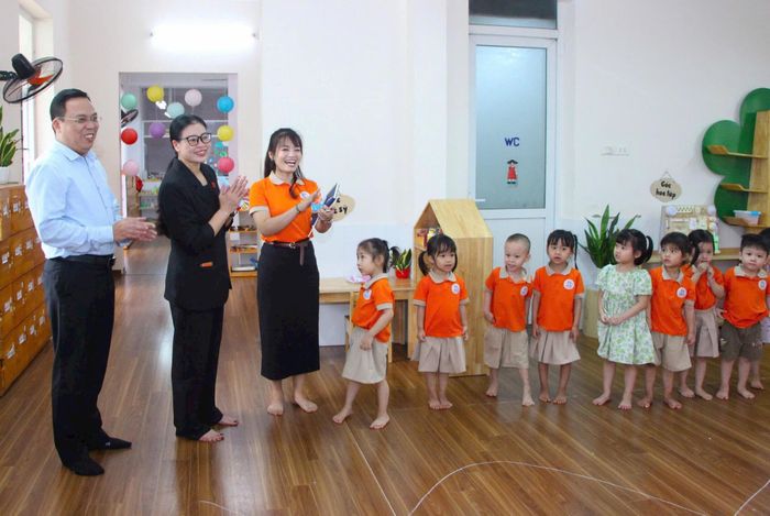 Đoàn giám sát khảo sát hiện trạng cơ sở vật chất, trang thiết bị phục vụ dạy và học. Ảnh: Thành An