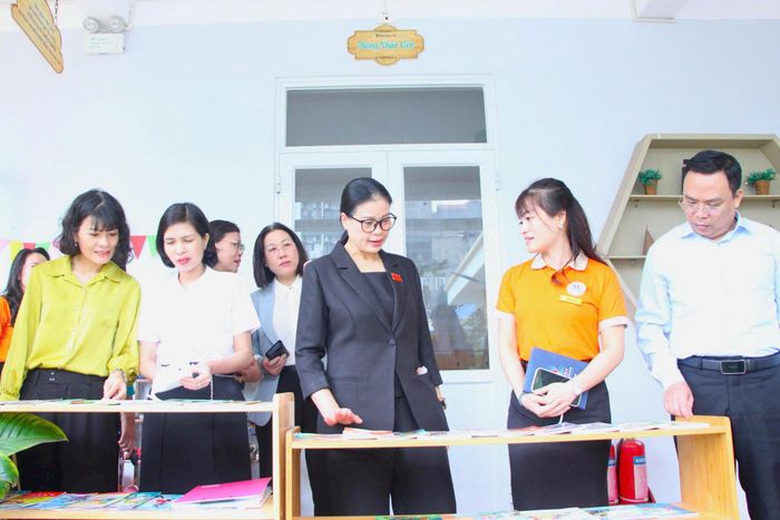 Đoàn giám sát của Ban Văn hóa - Xã hội HĐND thành phố Hà Nội do đồng chí Bạch Liên Hương, Trưởng ban làm Trưởng đoàn khảo sát tại trường học trên địa bàn phường Thanh Liệt. Ảnh: Thành An