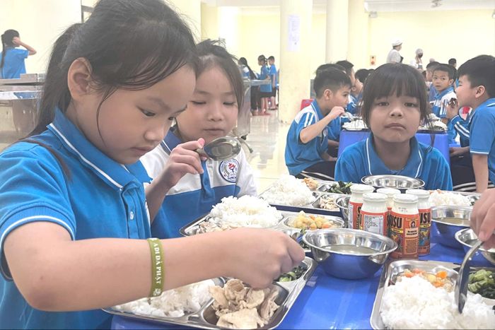 Đợt giám sát lần này, Ban Văn hóa - Xã hội cũng quan tâm tới chất lượng, vệ sinh an toàn thực phẩm suất ăn bán trú. Ảnh: Thành An