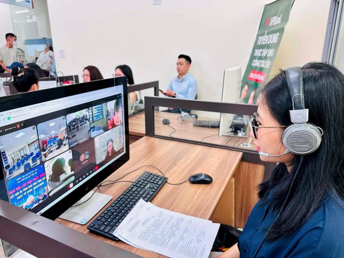 Đại diện doanh nghiệp trao đổi với người lao động tại phiên giao dịch việc làm trực tuyến kết nối 8 tỉnh, thành phố. Ảnh: Nguyễn Hải