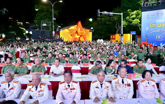 Các đại biểu tham dự chương trình nghệ thuật. Ảnh: Viết Thành