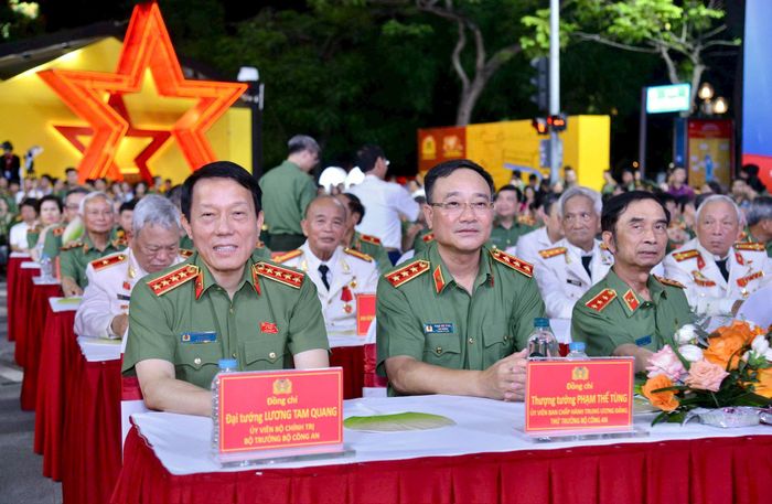 Đại tướng Lương Tam Quang, Bộ trưởng Bộ Công an và các đại biểu tham dự chương trình. Ảnh: Viết Thành