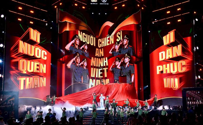 Toàn cảnh chương trình nghệ thuật. Ảnh: Viết Thành