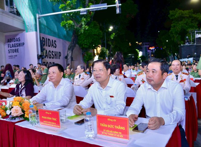Bí thư Thành ủy Hà Nội Trần Đức Thắng và các đại biểu tham dự chương trình. Ảnh: Viết Thành